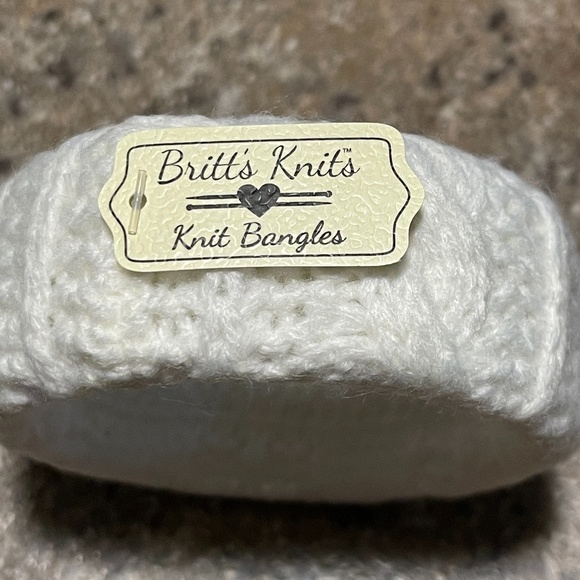 Britt's Knits bangle bracelet white cable knit NEW - Picture 3 of 4